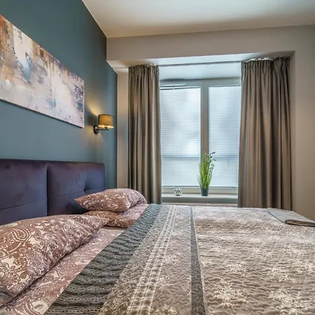 Bright And Charming- Golden Apartments- Center&s18