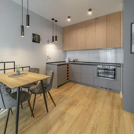 Bright And Charming- Golden Apartments- Center&s18